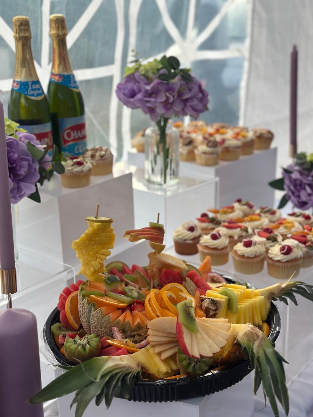 Buffet dessert avec cupcakes et plateau de fruits frais - ODK Traiteur Meaux